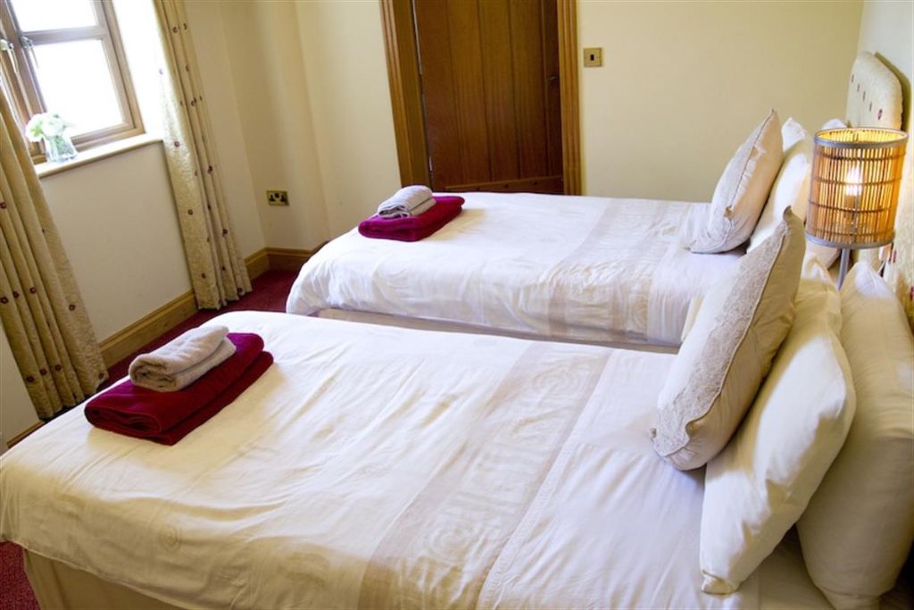 The Rickyard B&B Twin Room with Walk-in Shower - Spacious twin bedroom with two single beds